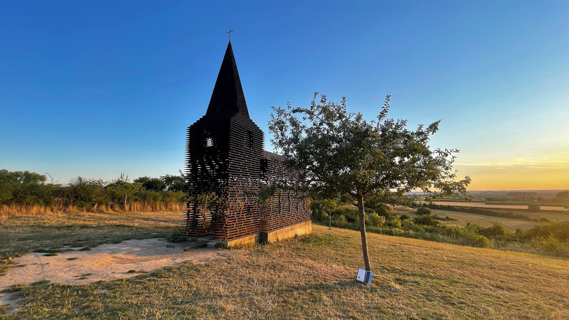 Przeźroczysty kościół w miejscowości Borgloon. Belgia. 
A transparent church in the village Borgloon. Belgium.
