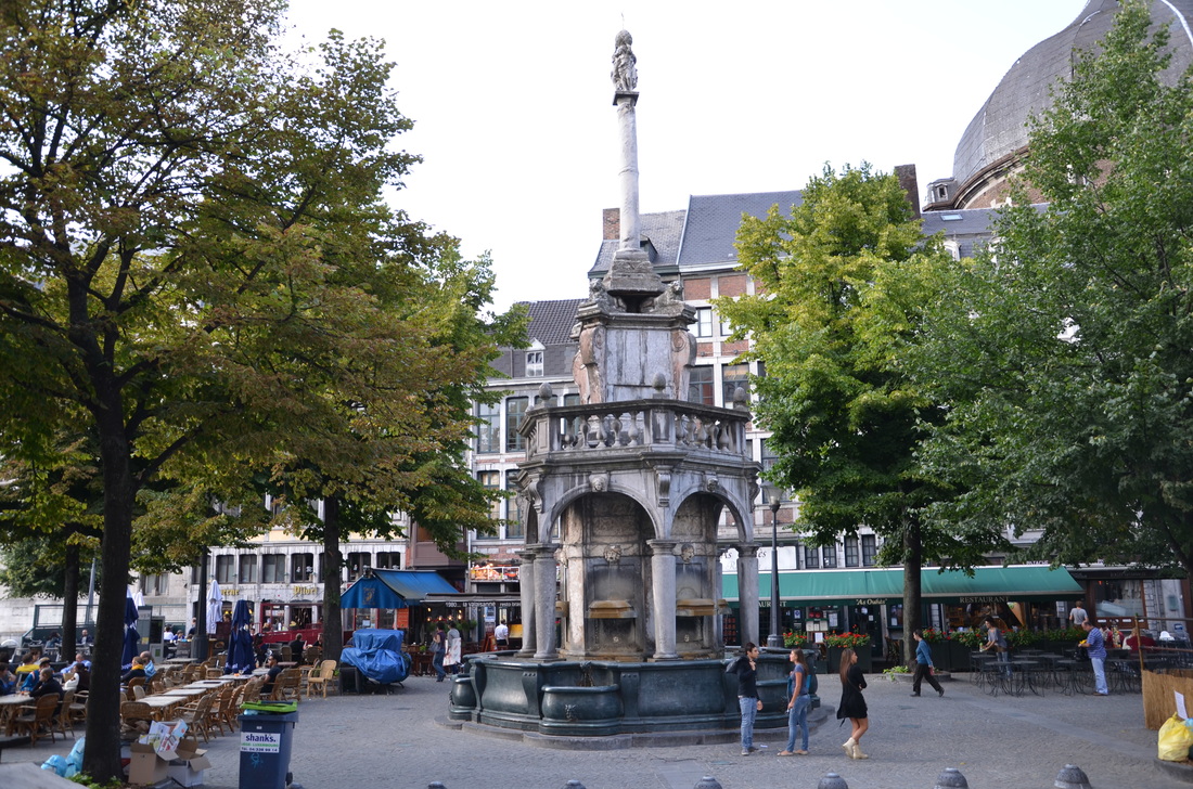 Fontanna w Liege, w przeszłości będąca symbolem biskupa, a obecnie symbolem Liege. Belgia. 
