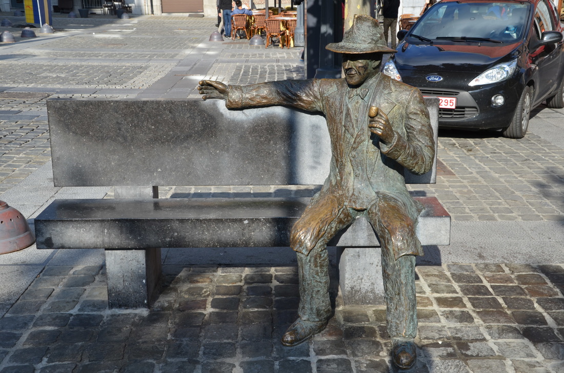 Pomnik w formie ławeczki, na której siedzi sławny pisarz kryminałów Georges Simenon. Liege, Belgia. 