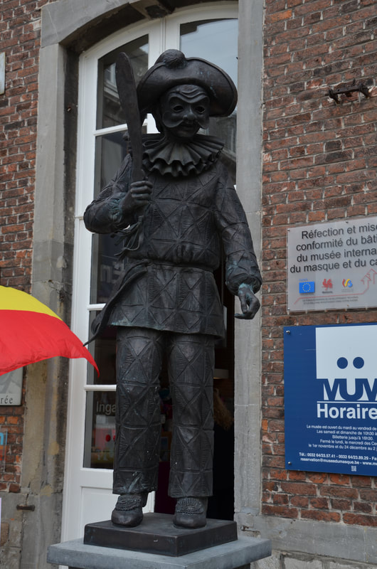 Postać Arlekina, jednego z głównych bohaterów karnawału w Binche. Belgia. 