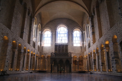 Wnętrze kolegiaty św. Gertrudy w Nivelles. Belgia. 